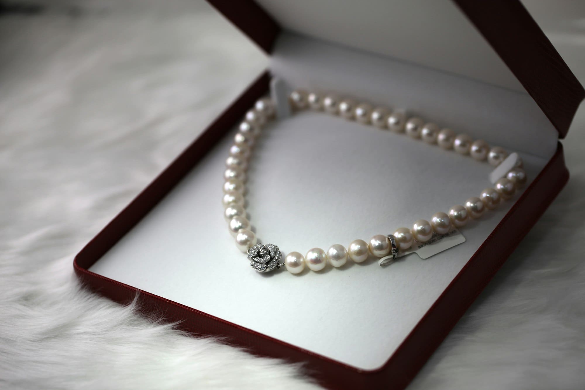 A pearl necklace presented in an open jewellery case